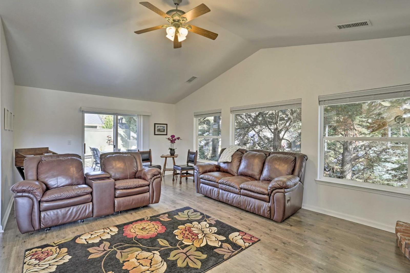Cozy Home w/Fireplace 11 Mi. to Mt Shasta Ski Park